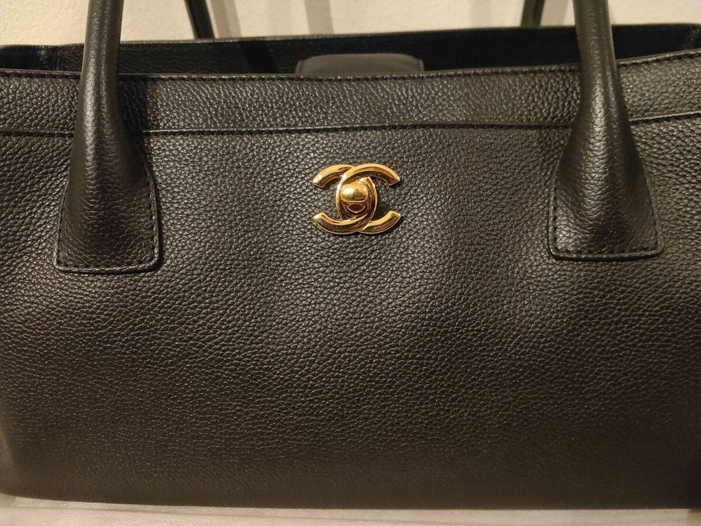 Sac fourre-tout exécutif d'occasion en cuir caviar noir CHANEL petit authentique