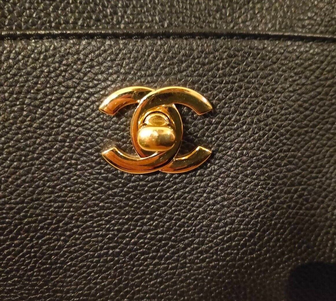 Sac fourre-tout exécutif d'occasion en cuir caviar noir CHANEL petit authentique